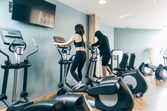 ジムで運動する人