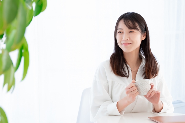 笑顔でほほ笑む女性