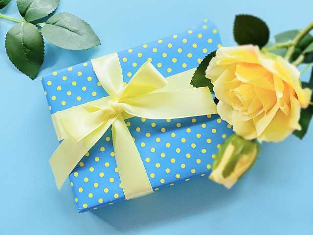 プレゼントと花