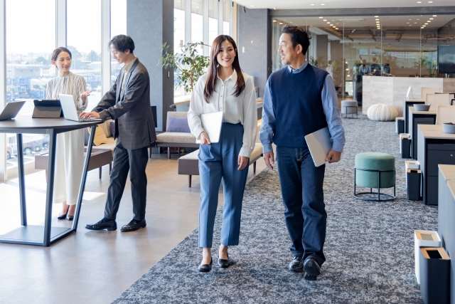 オフィスで話をする社員の様子