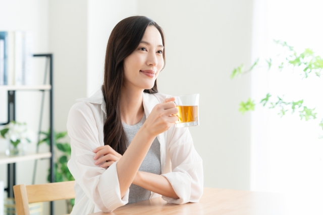 お茶を飲む女性