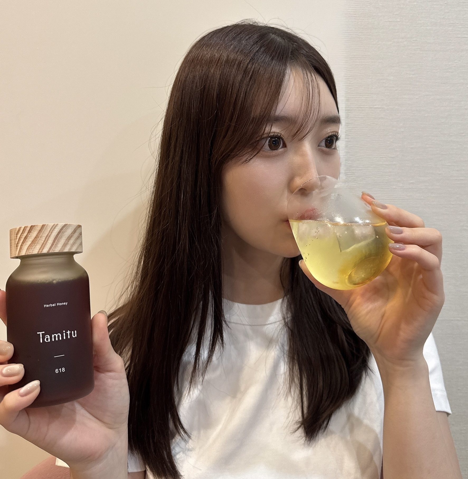 ドリンクを飲む阪口珠美さん