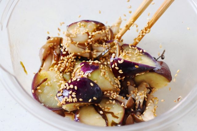 ごまを入れた茄子としめじの塩昆布レンジ炒め