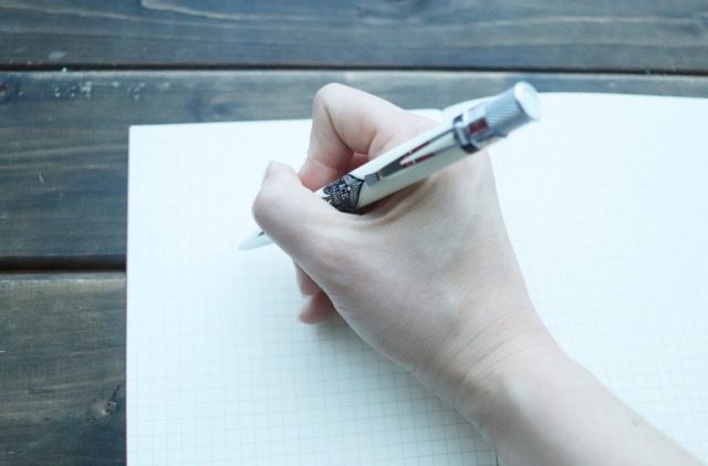 ノートにペンで書く手
