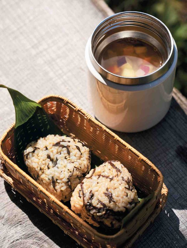 P143_おにぎりとスープのお弁当