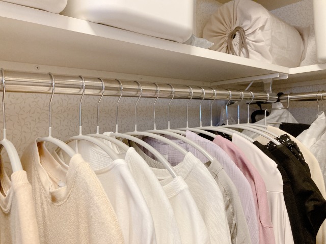 ハンガーにかかった洋服
