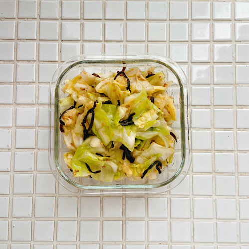 キャベツと塩昆布の胡麻絡め