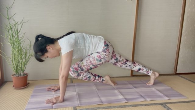 膝を胸のほうに引き寄せる