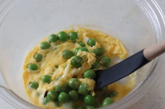 グリンピース入りレンジ炒り卵