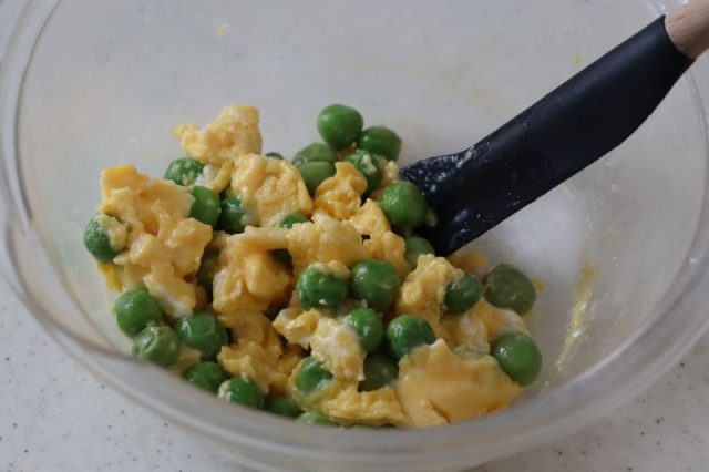 グリンピース入りレンジ炒り卵
