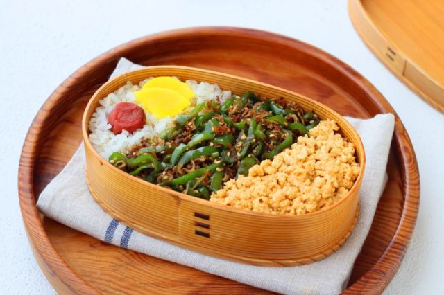 「じゃこピーマン」「にんじん入り卵そぼろ」2品弁当