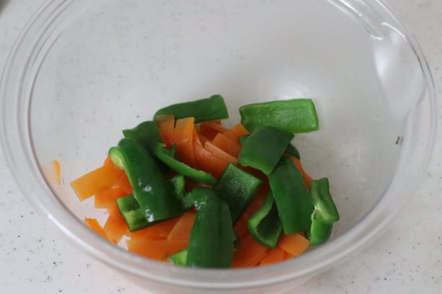 カットしたピーマンとにんじん