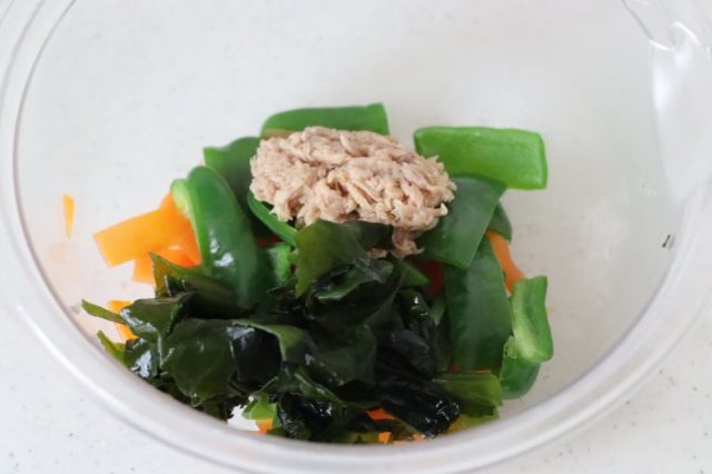 ボウル入れた野菜とツナ、わかめ