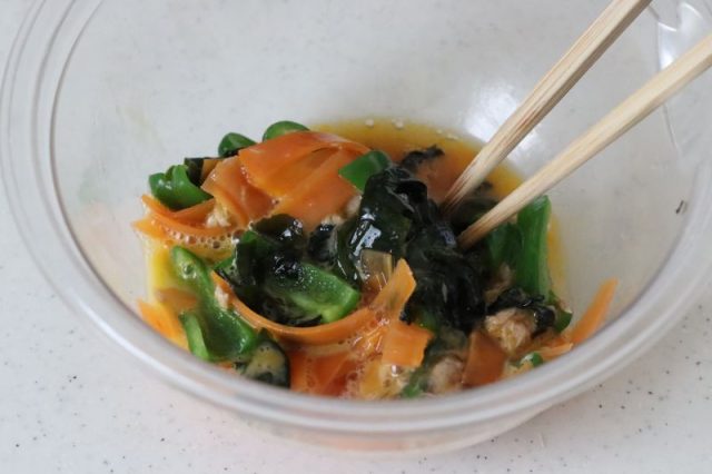 野菜と割った卵