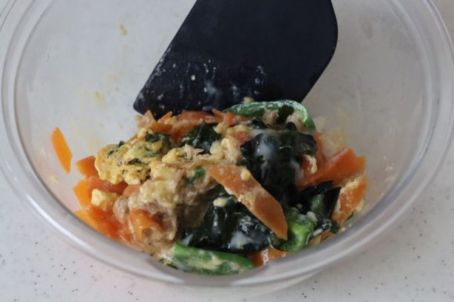 わかめとツナと野菜のレンジ卵