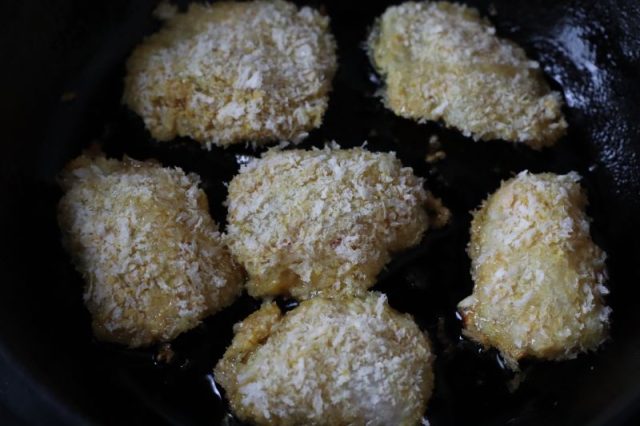 フライパンで揚げ焼きしている鱈