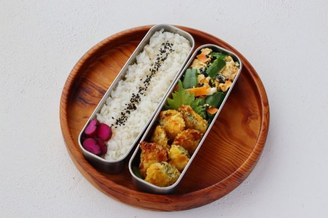「タラの薄切りチーズカツ」「わかめとツナと野菜のレンジ卵」2品弁当