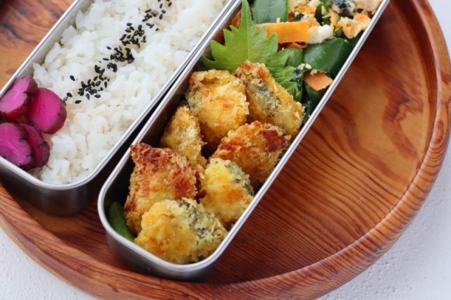 「タラの薄切りチーズカツ」「わかめとツナと野菜のレンジ卵」2品弁当