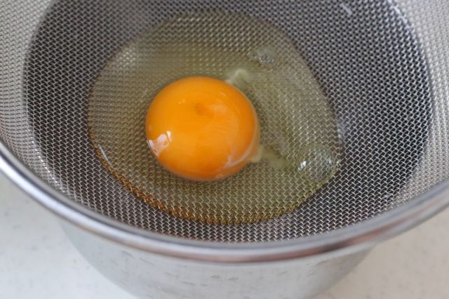 ザルに入れた卵