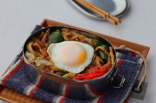 「ソース焼きうどん」「目玉焼き」2品弁当