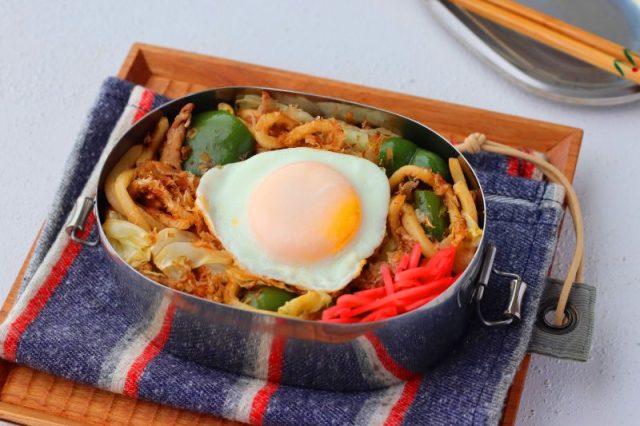 「ソース焼きうどん」「目玉焼き」2品弁当