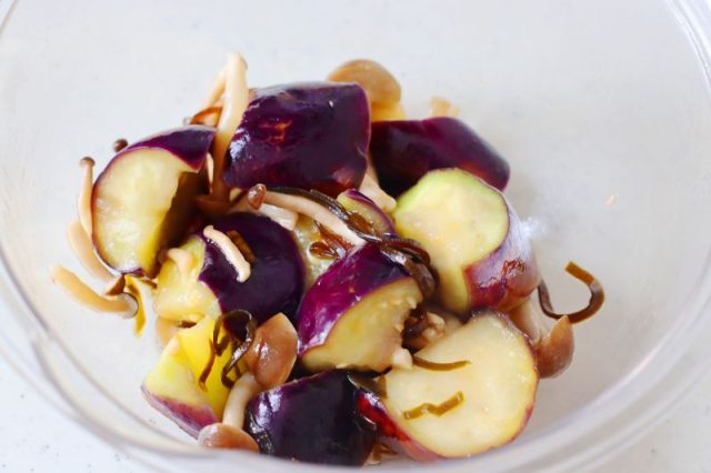 茄子としめじの塩昆布レンジ炒め