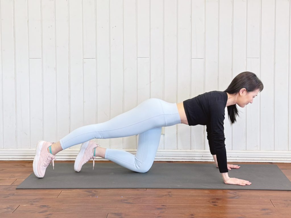 誰でも上向きヒップになれる♪「バックキック」