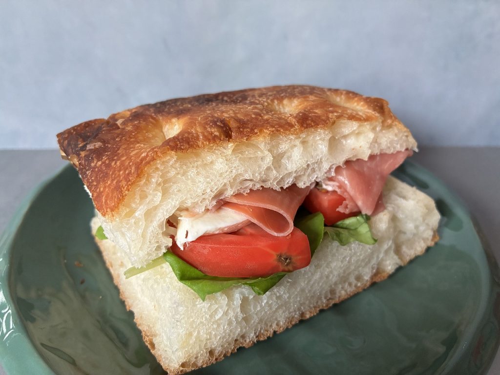 モッツァレラチーズと生ハムのフォカッチャ