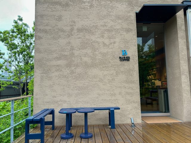 BLUE SIX COFFEE お店の前