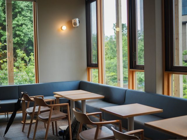 BLUE SIX COFFEE 店内 テーブル席