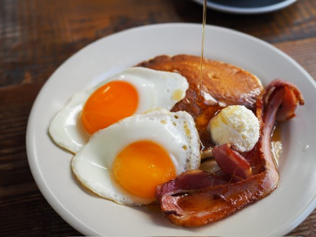 ブレックファスト パンケーキ シロップかける