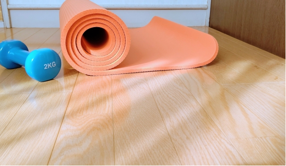 ヨガマットとダンベル