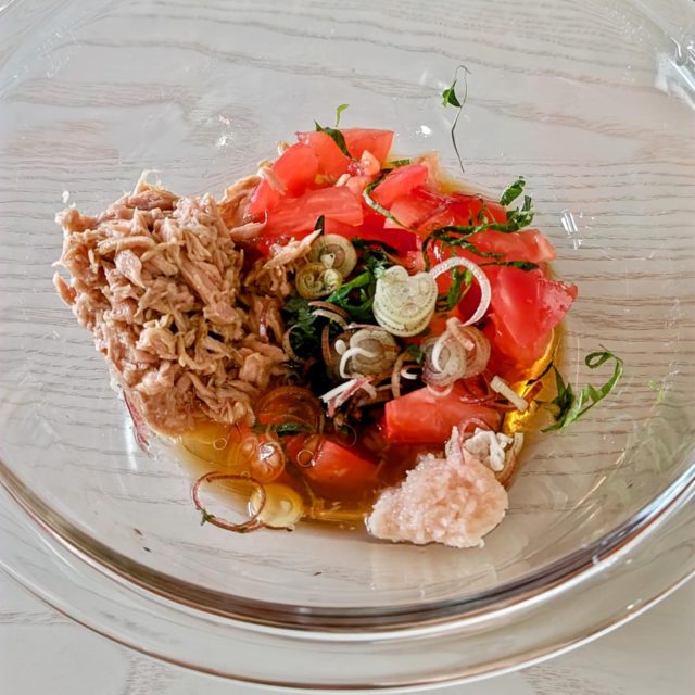 ぶっかけ素麺 ボウルで混ぜる工程