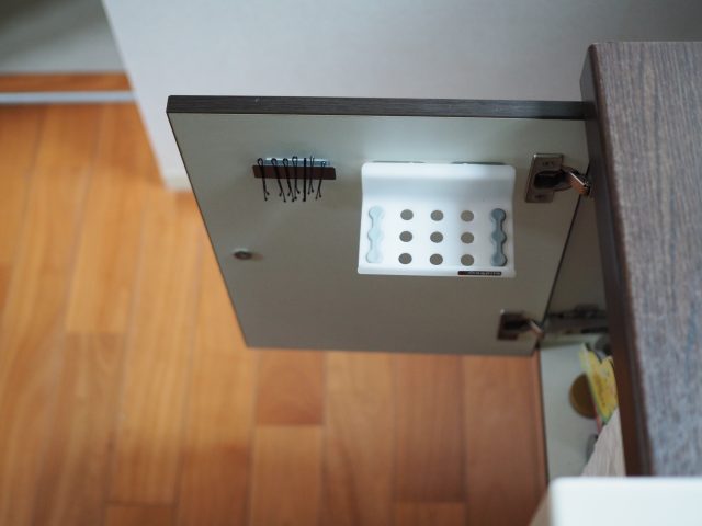 洗面所の引き戸裏の収納