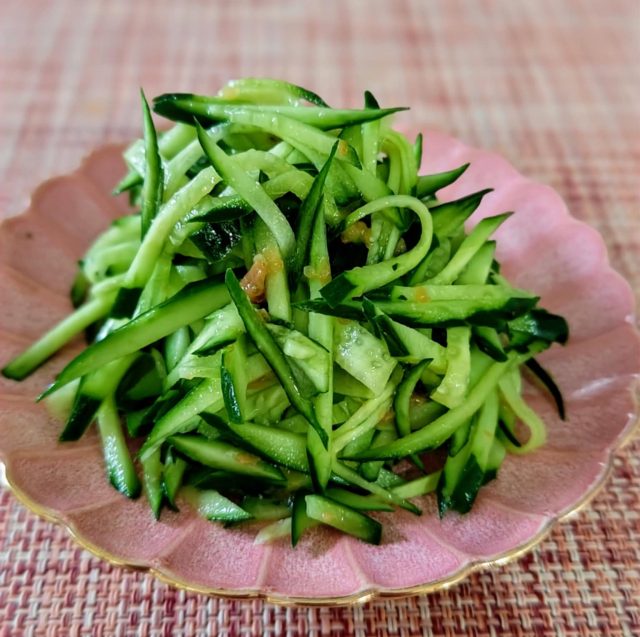 キュウリと焼き梅干しの和え物