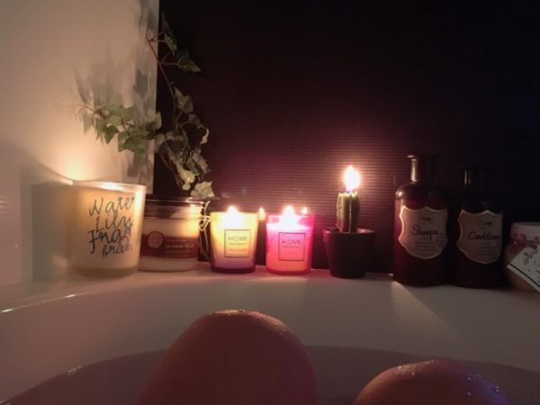 お風呂に並んだキャンドル