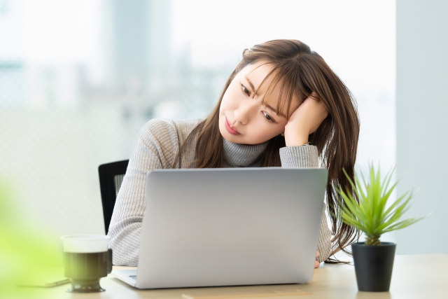 頭痛の女性
