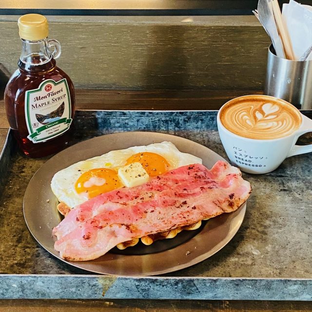 パンとエスプレッソと珈琲製作所 ベーコンエッグワッフルプレート