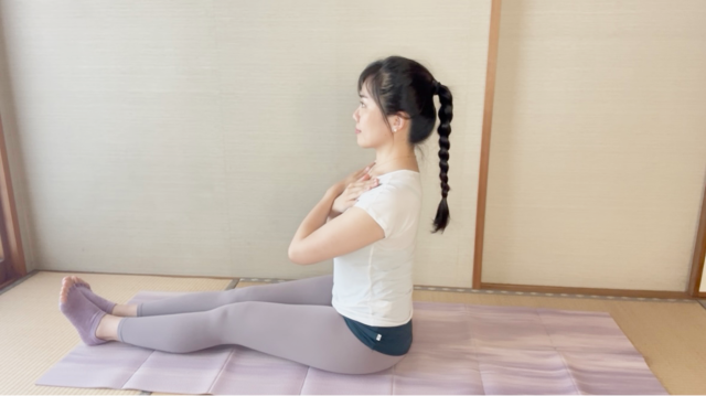 長座の姿勢の女性