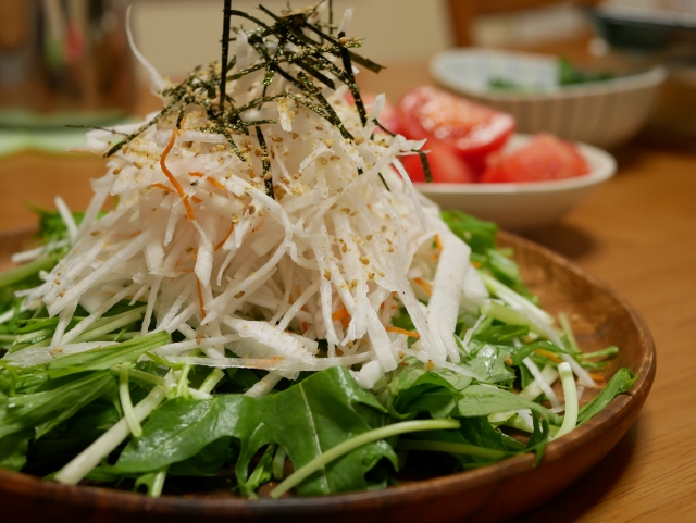 ごまをトッピングしたサラダ