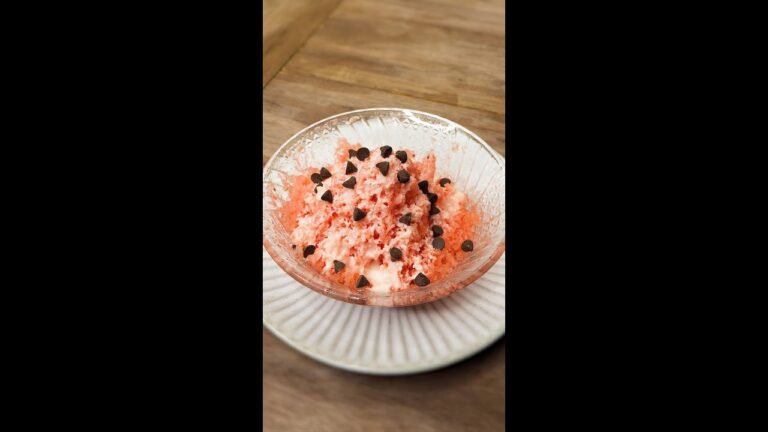 【冷凍スイカでひんやり&シャリふわ！】スイカを凍らせておろすだけの新感覚かき氷が激うま♡ / Watermelon Shaved Ice