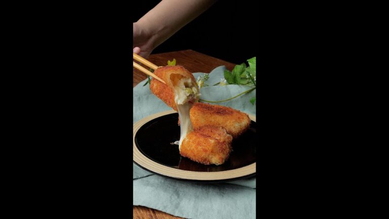 【ライスペーパーとカニカマでサクとろ簡単おかず】ポテサラとカニカマのチーズカツ！ / Crispy Potato Salad Rice Paper Rolls