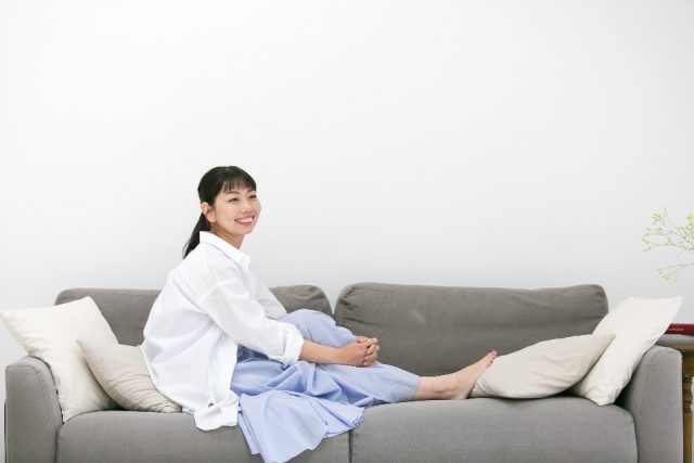 ソファに座る女性