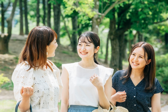 笑顔の女性3人組