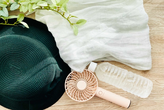 帽子、扇風機、ペットボトル、ストール