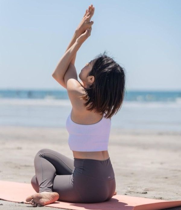 ヨガをおこなう女性