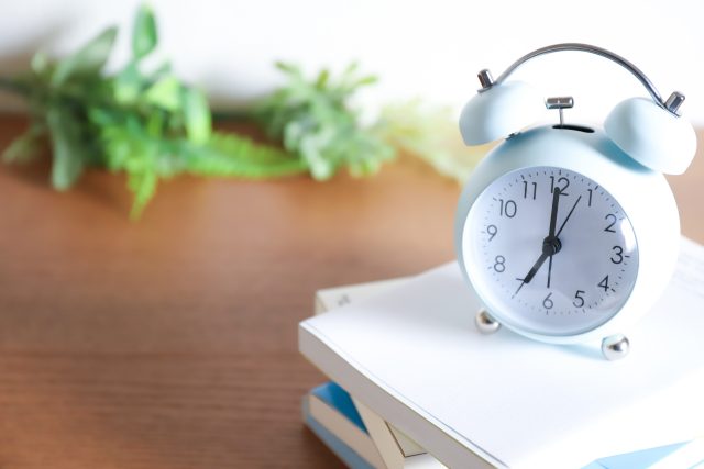 目覚まし時計とノート