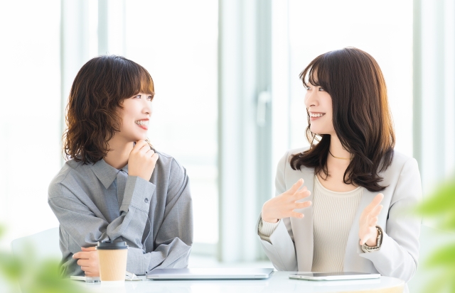 笑顔で喋っている女性2人