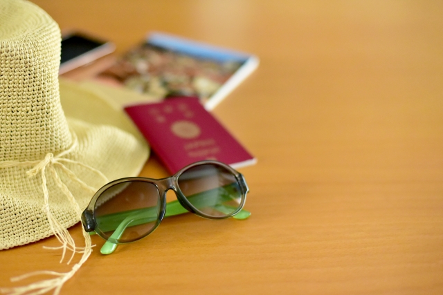 サングラスや帽子、パスポート