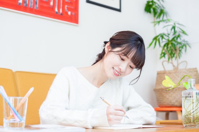 書き物をする女性